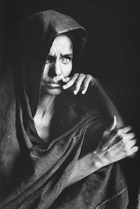 sebastiao-salgado-05-blind-woman-mali-1985