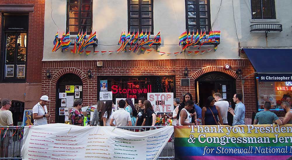Stonewall_Inn_5_pride_weekend_2016